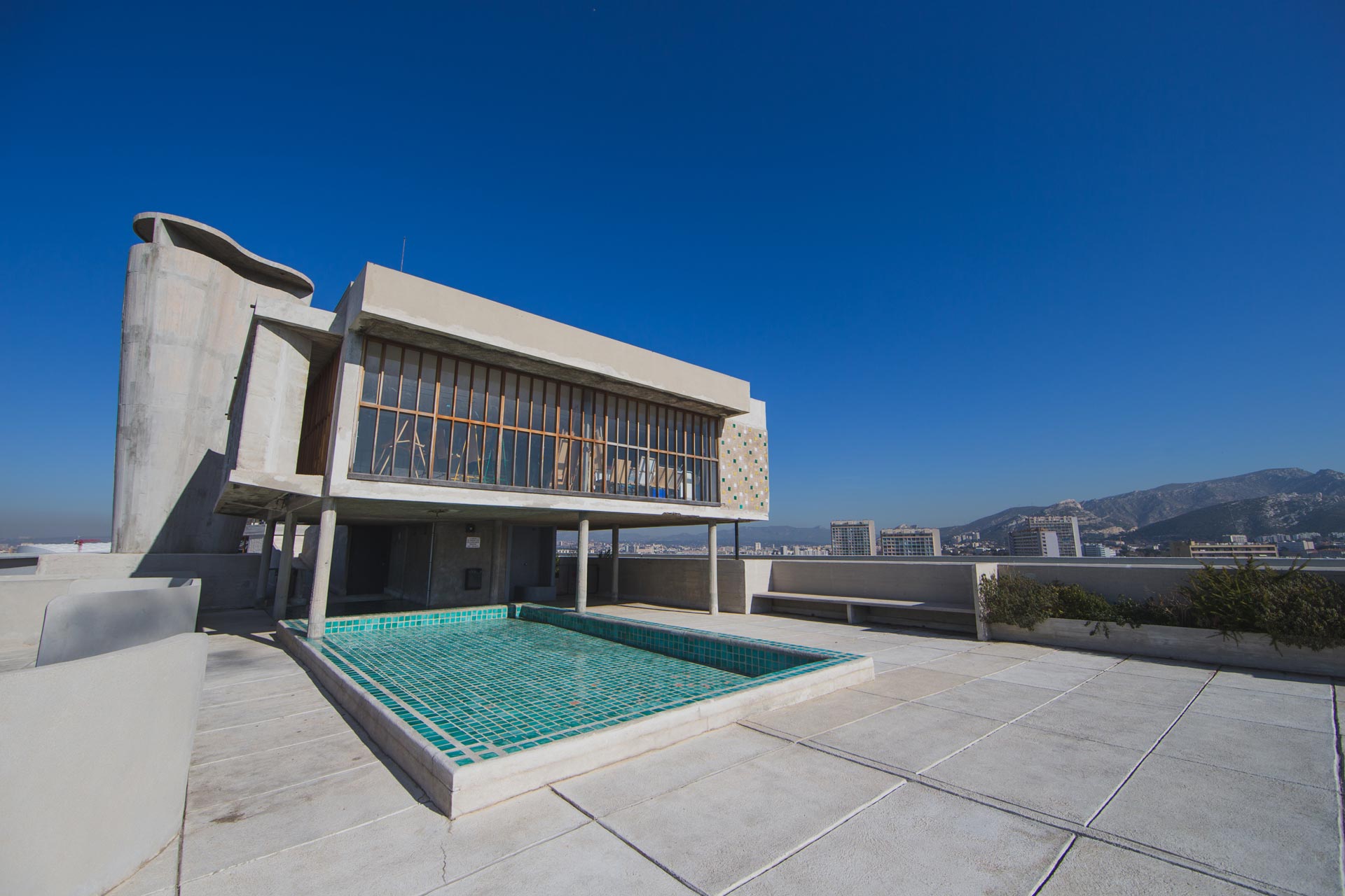 Hotel-avec-piscine-vue-mer-marseille